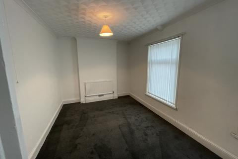 3 bedroom end of terrace house to rent, Evelyn Rd, Neath