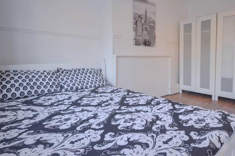 4 bedroom apartment to rent, Redmans Road, London E1