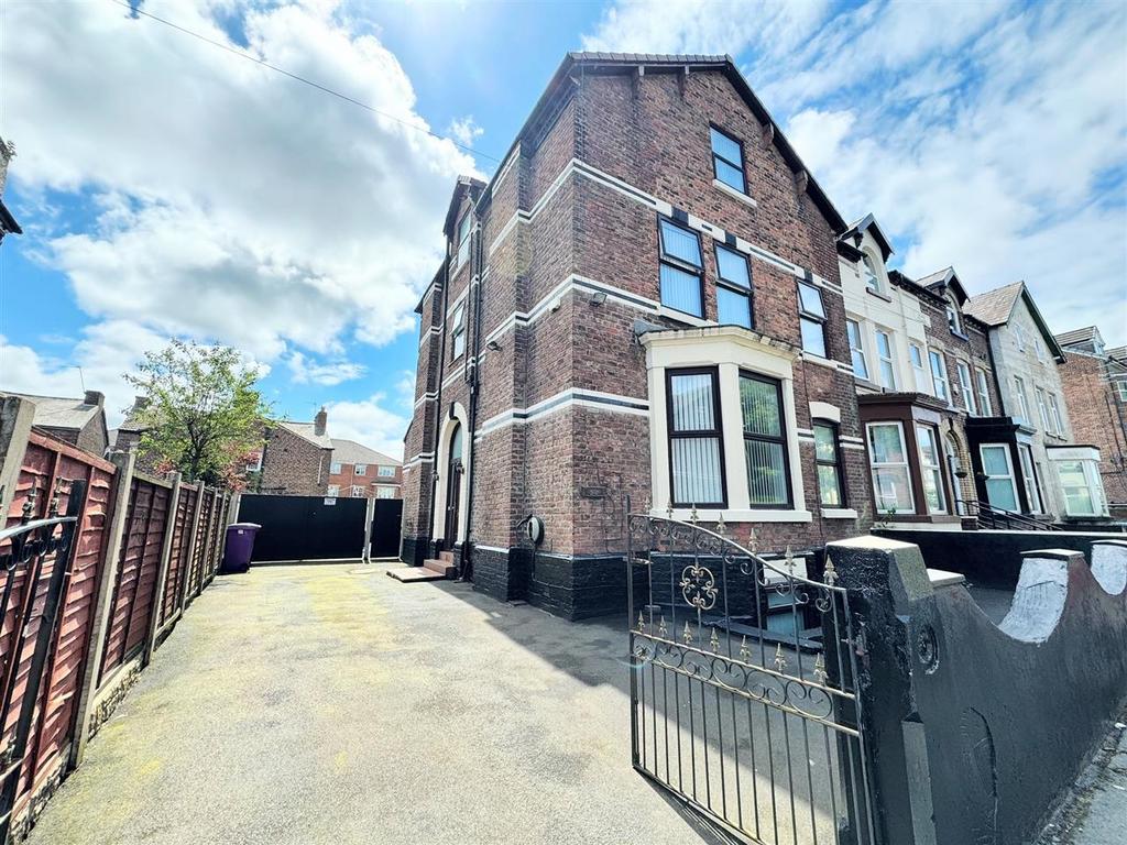 Kremlin Drive, Stoneycroft, Liverpool 8 bed semidetached house for