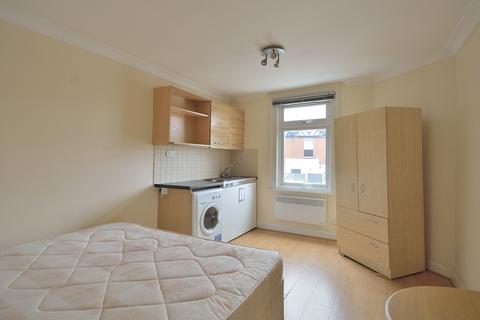 Studio to rent, The Broadway, London, Greater London. N8