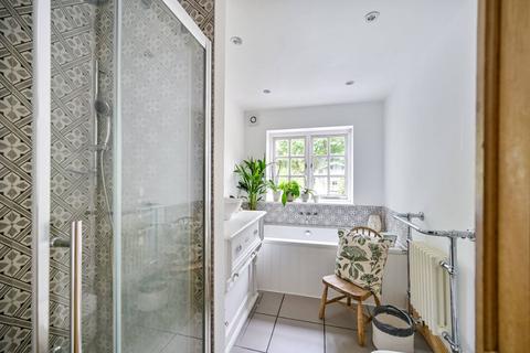 13 Hawks Road, Kingston Upon Thames, KT1 3DS