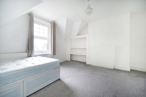 3 bedroom maisonette to rent, Hermon Hill, London, E11