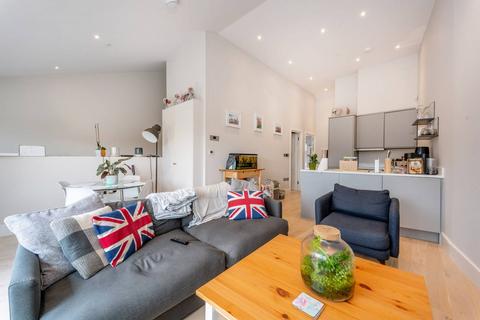 2 bedroom flat to rent, Gayford Road, Shepherd's Bush, London, W12