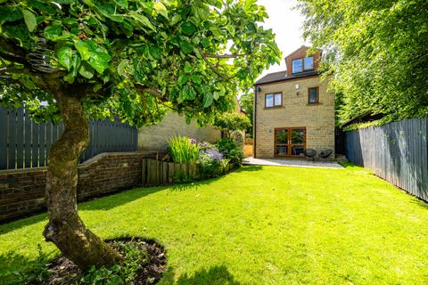 4 bedroom detached house for sale, Oakfield Road, Huddersfield, West Yorkshire, HD2