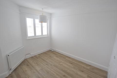 2 bedroom flat to rent, Cliff Crescent, Marine Drive, Barton On Sea, New Milton, Hampshire. BH25 7EB