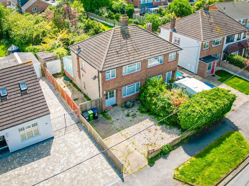 Bull Lane, Rayleigh SS6 3 bed semi-detached house for sale - £400,000