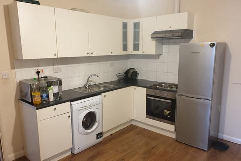 Studio to rent, Park Road, Ilford, IG1