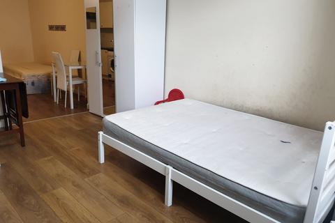 Studio to rent, Park Road, Ilford, IG1