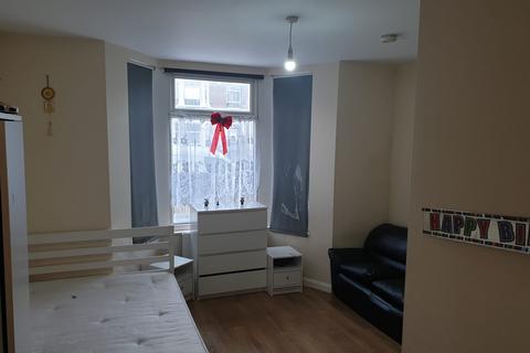 Studio to rent, Park Road, Ilford, IG1