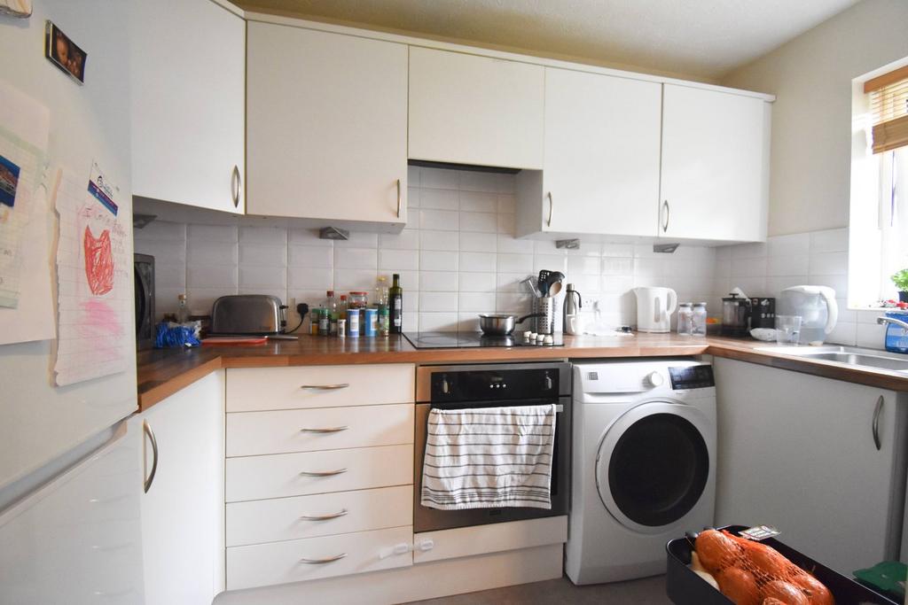 Belgrave Close, Hersham... 2 bed terraced house £1,650 pcm (£381 pw)