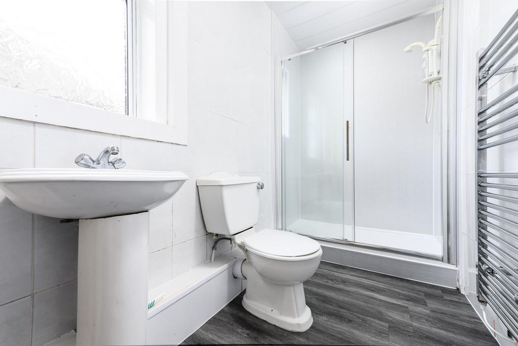 Dunlop Street, Greenock, PA16 4 bed flat £700 pcm (£162 pw)