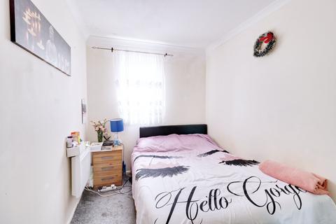 2 bedroom flat for sale, Danbury Crescent, South Ockendon RM15