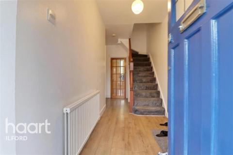 4 bedroom terraced house to rent, South Park Drive, IG3