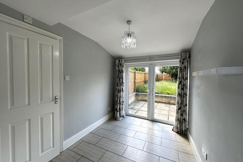 3 bedroom terraced house to rent, Ashford Road, Swindon, SN1