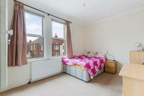 3 bedroom terraced house to rent, Blackshaw Road, London SW17