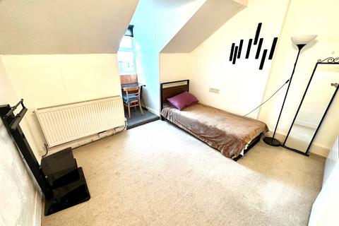 Studio to rent, Fordwych Road, Kilburn, London. NW2