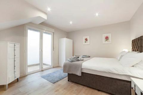 3 bedroom semi-detached house to rent, Burrage Place, London, SE18