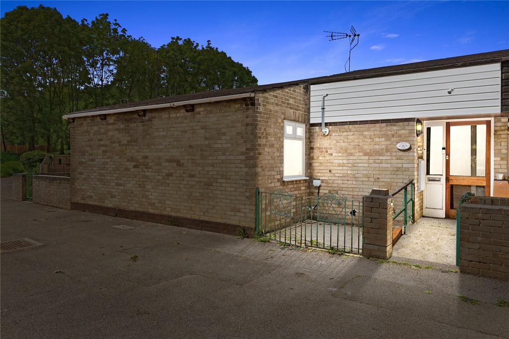 Chalk End, Basildon, Essex, SS13 3 bed bungalow - £250,000