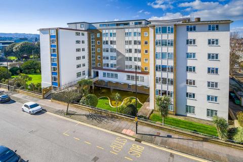 3 bedroom flat to rent, Chiswick Place, Eastbourne
