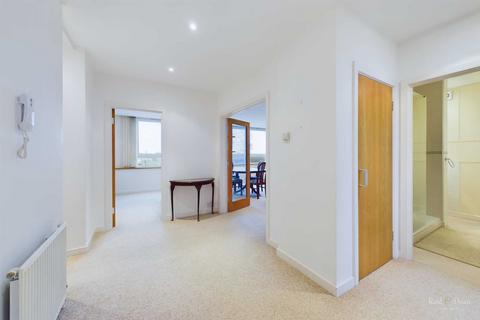 3 bedroom flat to rent, Chiswick Place, Eastbourne