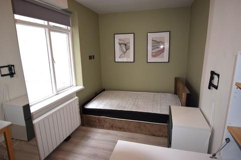 Studio to rent, 5 Queen's Gardens, London W2