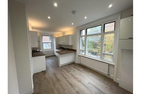 4 bedroom flat to rent, Exeter Road, Kilburn NW2
