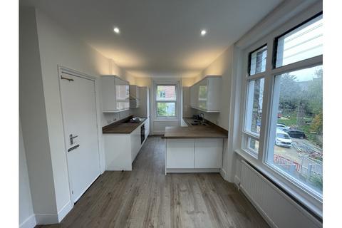 4 bedroom flat to rent, Exeter Road, Kilburn NW2