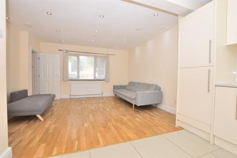 4 bedroom terraced house to rent, Reigate, Surrey RH2