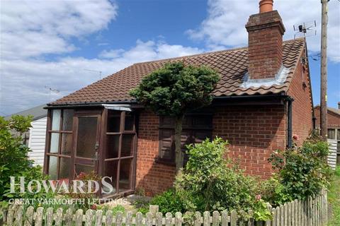 2 bedroom semi-detached house to rent, Fakes Road, Hemsby