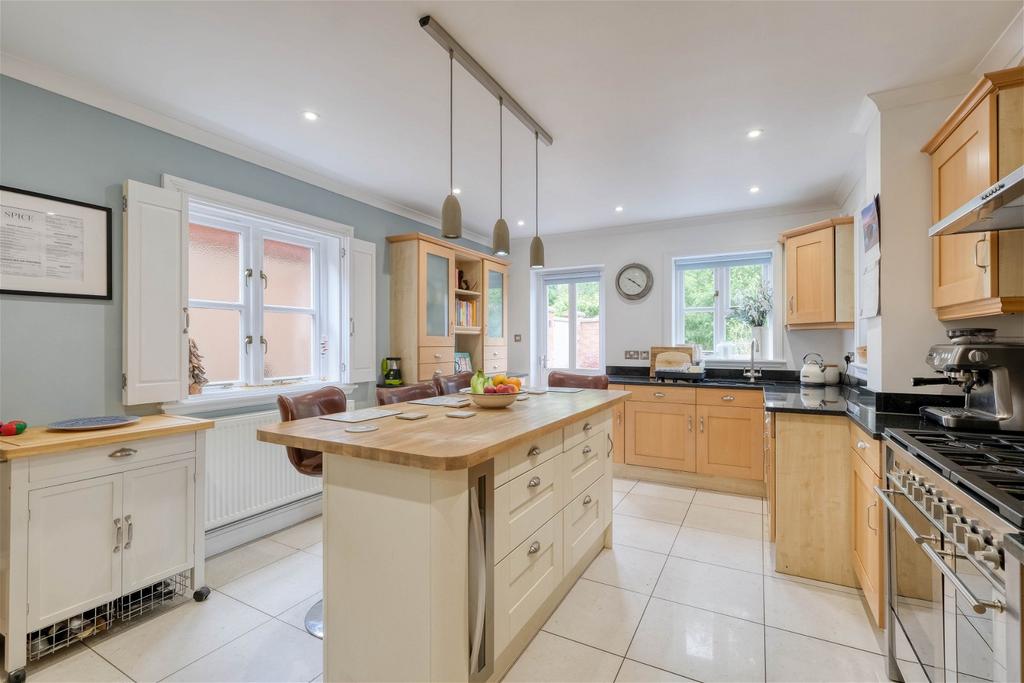 Finstall Road, Finstall, Bromsgrove... 4 bed semidetached house for
