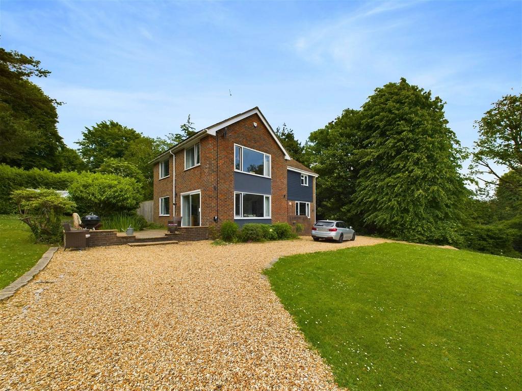 First Avenue, Worthing, BN14 9NP 5 bed detached house £3,250 pcm (£