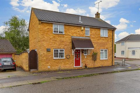 4 bedroom detached house for sale, Roding Way, Wickford, Essex