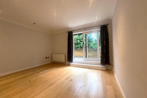 3 bedroom apartment to rent, Welland Mews, London, E1W