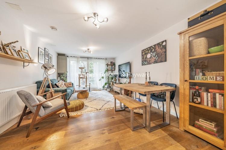 Greenview Drive Raynes Park SW20 2 bed apartment £2,000 pcm (£462 pw)
