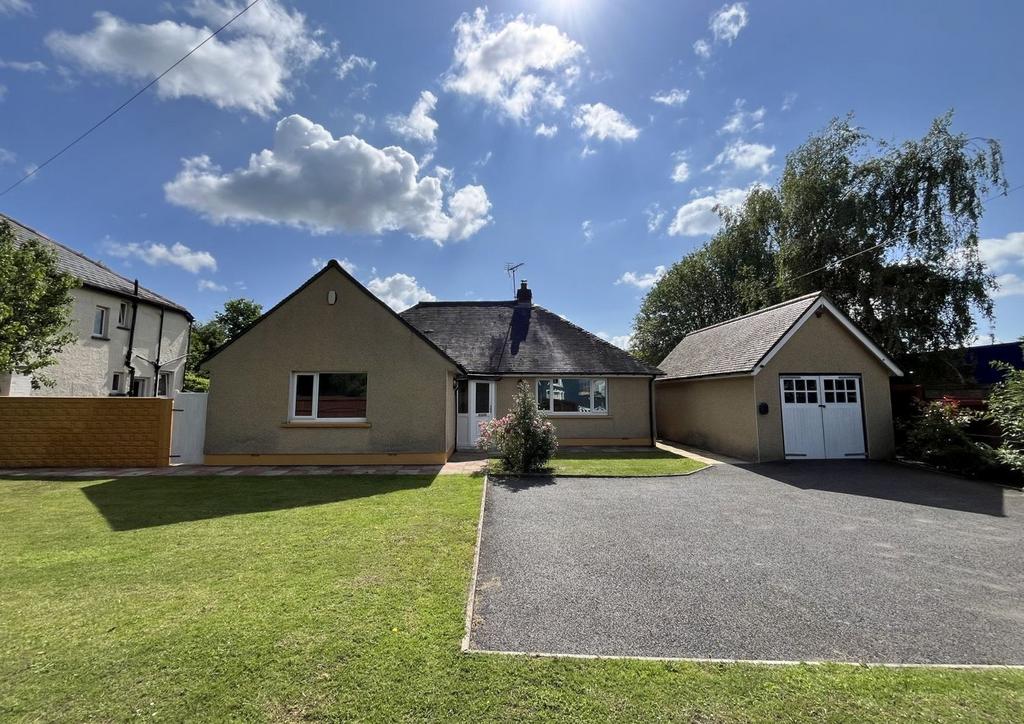 Hereford Road, Abergavenny, NP7 3 bed detached bungalow for sale £425,000