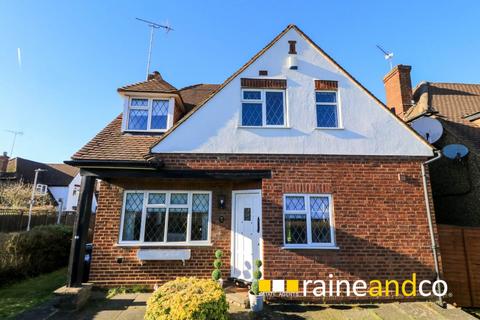 3 bedroom semi-detached house to rent, Strafford Gate, Potters Bar