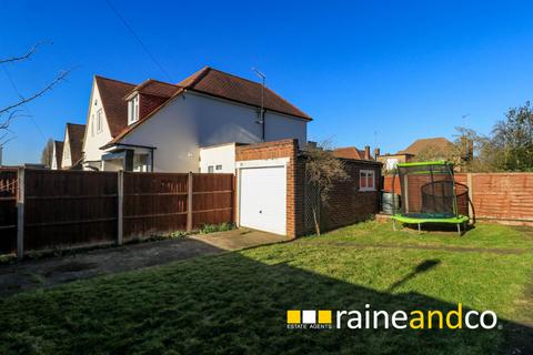 3 bedroom semi-detached house to rent, Strafford Gate, Potters Bar