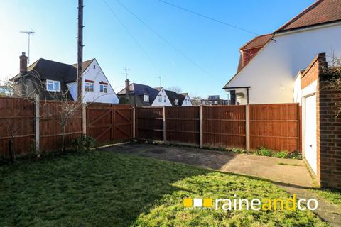 3 bedroom semi-detached house to rent, Strafford Gate, Potters Bar