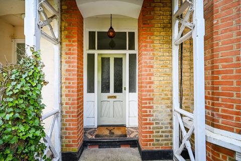 Flat 4, 29 Glamorgan Road, Kingston Upon Thames, KT1 4HS