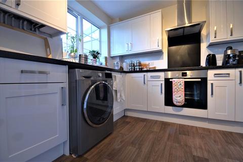 25 Brook Close, East Grinstead, RH19 3XZ