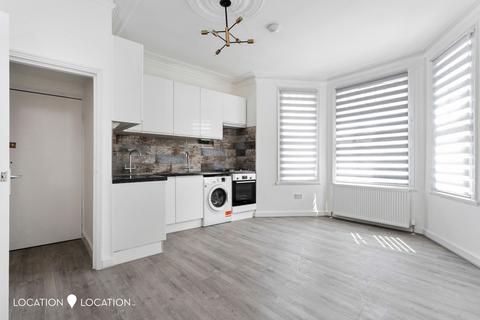 3 bedroom flat to rent, Northwold Road, London, E5