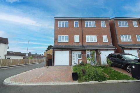 3 bedroom townhouse for sale, Wingate Road, Luton