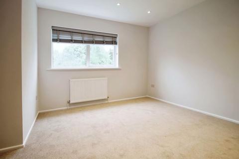 3 bedroom flat to rent, The Four Tubs, Bushey