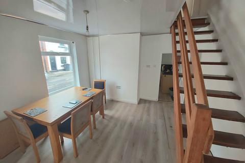 2 bedroom terraced house to rent, Barton Street