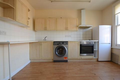 2 bedroom flat to rent, High Street, Aldershot