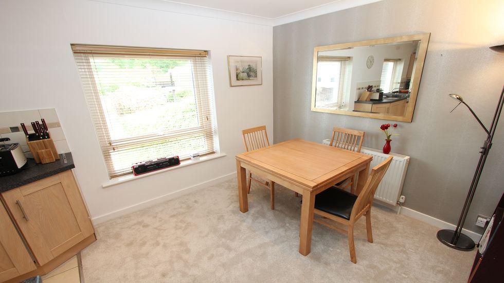 Larchmoor Park, Stoke Poges 2 bed apartment to rent £1,500 pcm (£346 pw)