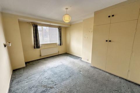5 bedroom semi-detached house to rent, Amanda Court, Slough, SL3
