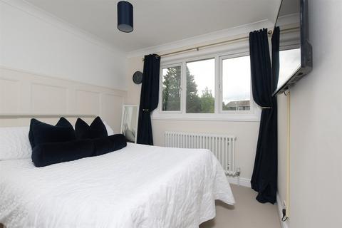2 Cervia Way, Gravesend, DA12 4JY