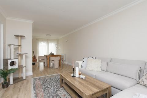 2 Cervia Way, Gravesend, DA12 4JY