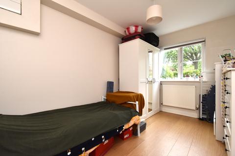 2 bedroom flat to rent, Brockley Park